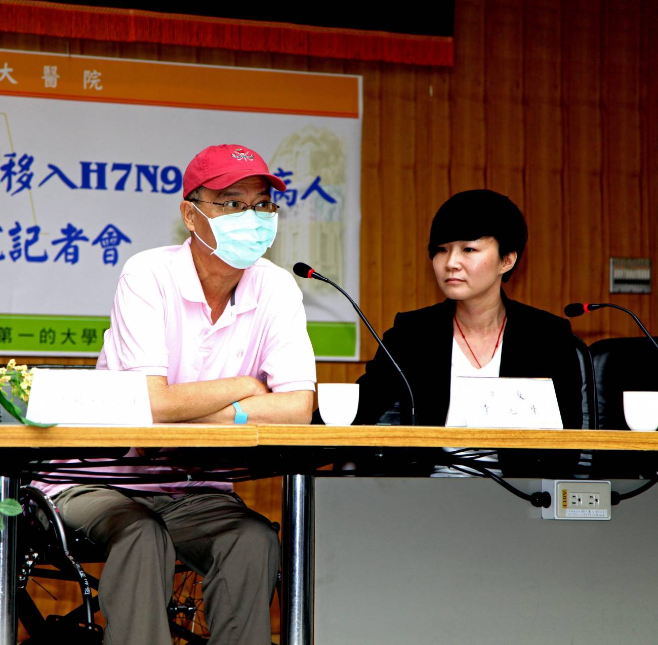 Un enfermo con el virus H7N9 ofrece una rueda de prensa en la que se anuncia su salida del hospital en Taipei (Taiwán) el pasado 24 de mayo. / Efe