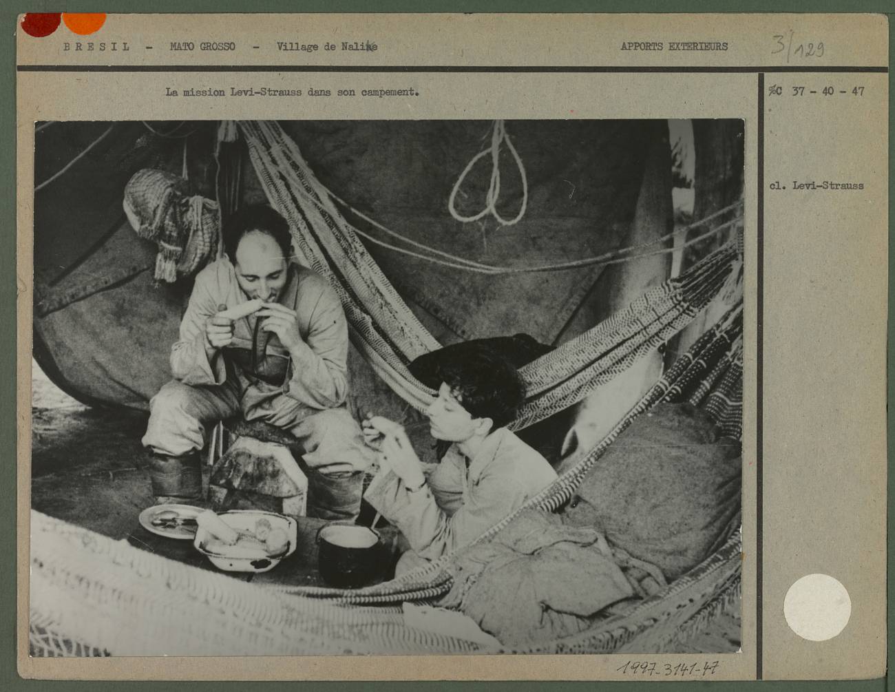 La misión de Lévi-Strauss en su campamento de Brasil.