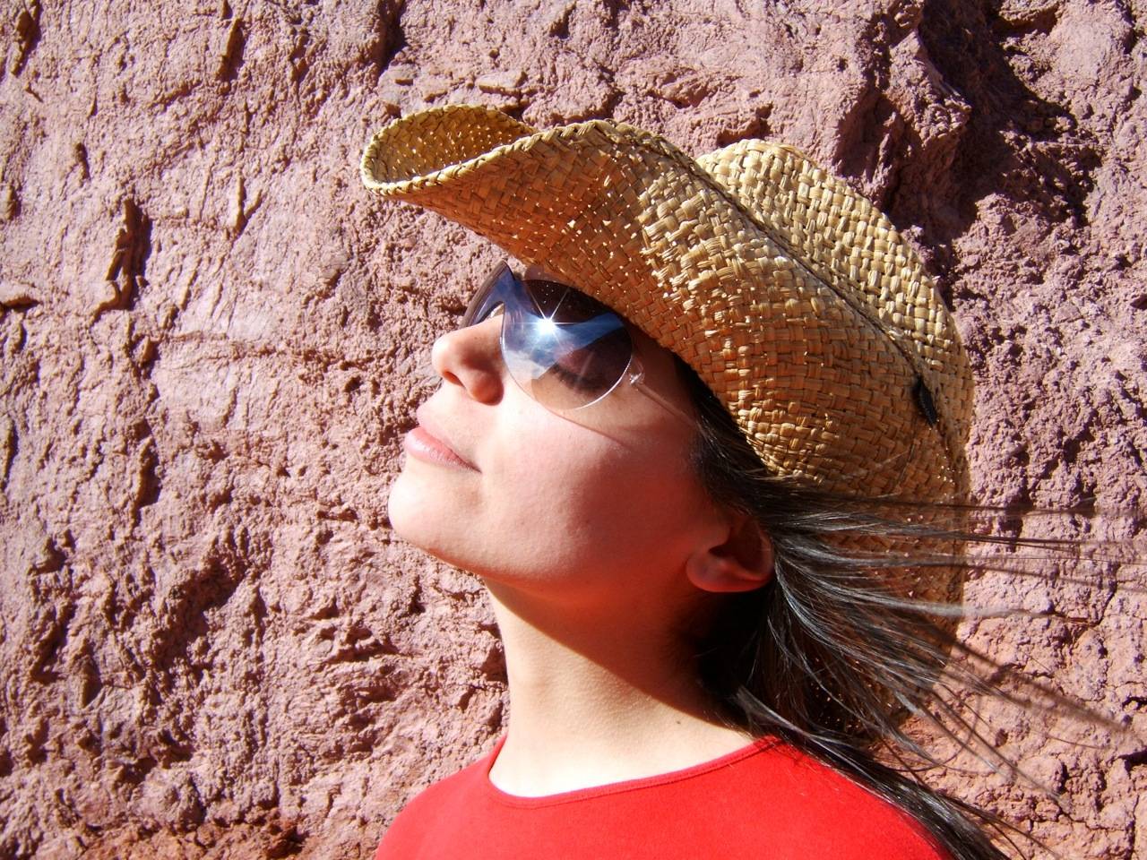 Combinar sombrero y gafas de sol reduce en un 95% la radiación directa ultravioleta en la vistala 