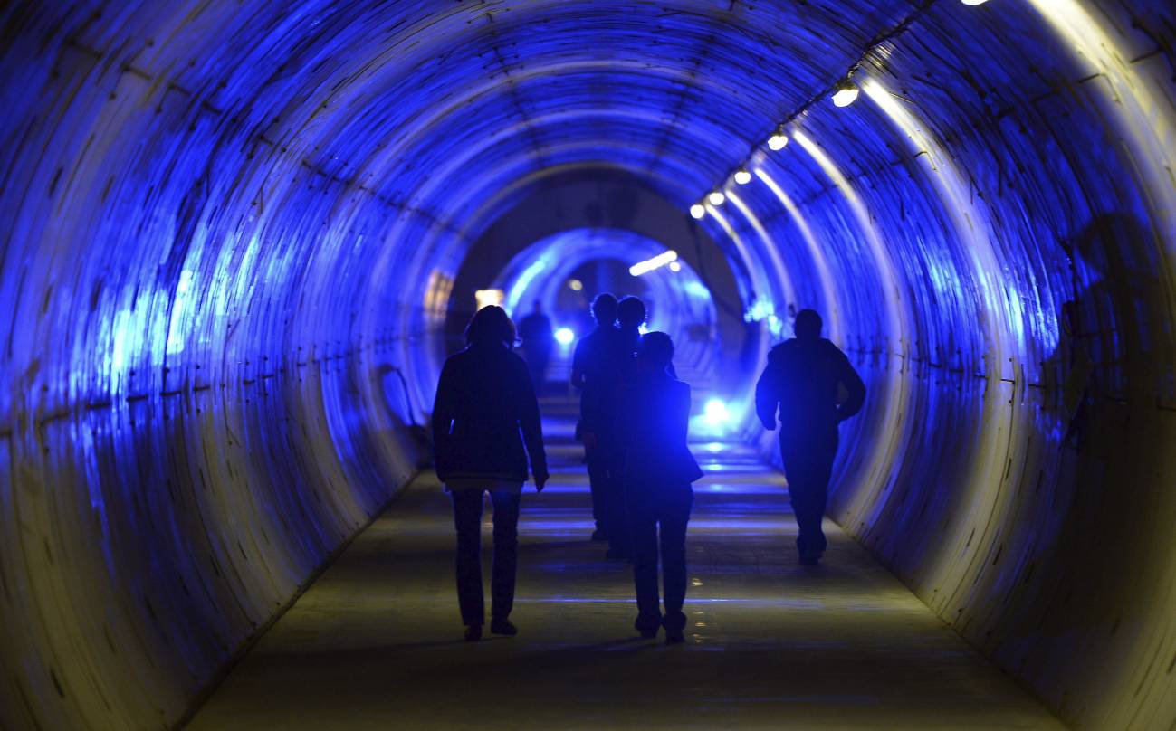 varios visitantes recorren el nuevo túnel de 3,4 kilómetros que forma parte del proyecto XFEL.