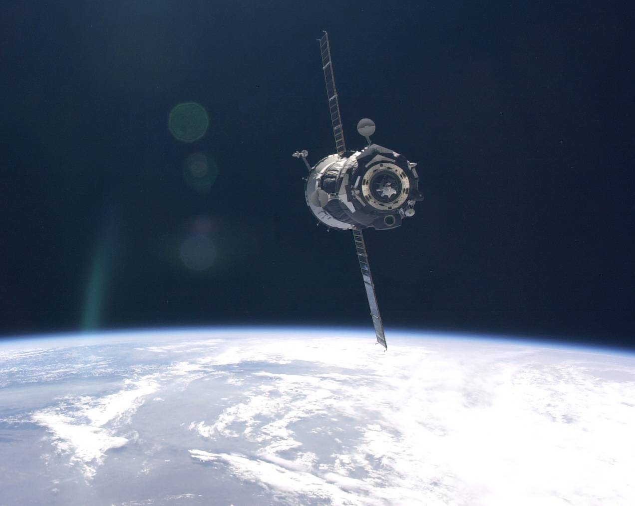 Reproducción artística de la nave especial SOYUZ aproximándose a la Estación Espacial Internacional 