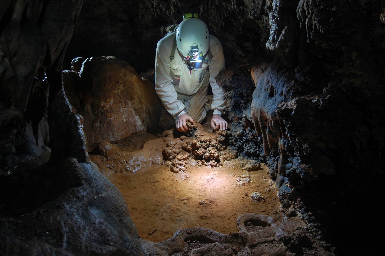 El equipo de espeólogos durante la bajada a la cueva. Imagen: Floren Fadrique. 