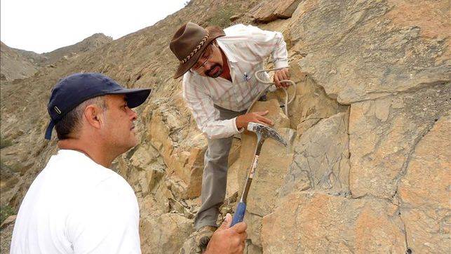 El paleontólogo Carlos Zárate (i) y el geólogo Antonio Peláez (d) en el lugar donde fueron encontrados los restos fósiles de un supuesto pez volador, al sureste de Chiclayo, capital de Lambayeque (Perú). / Efe