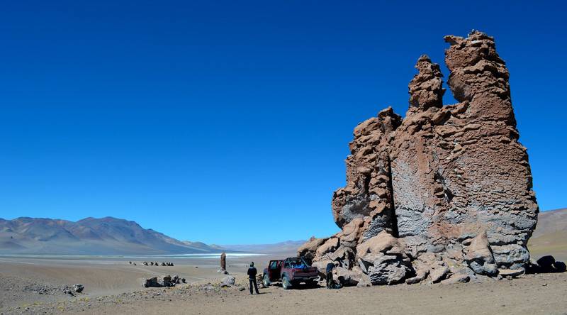 Desierto de Atacama: el lugar más árido y más irradiado por el sol en el Planeta. Formaciones de ignimbrita colonizadas por cianobacterias. / J. Wierzchos