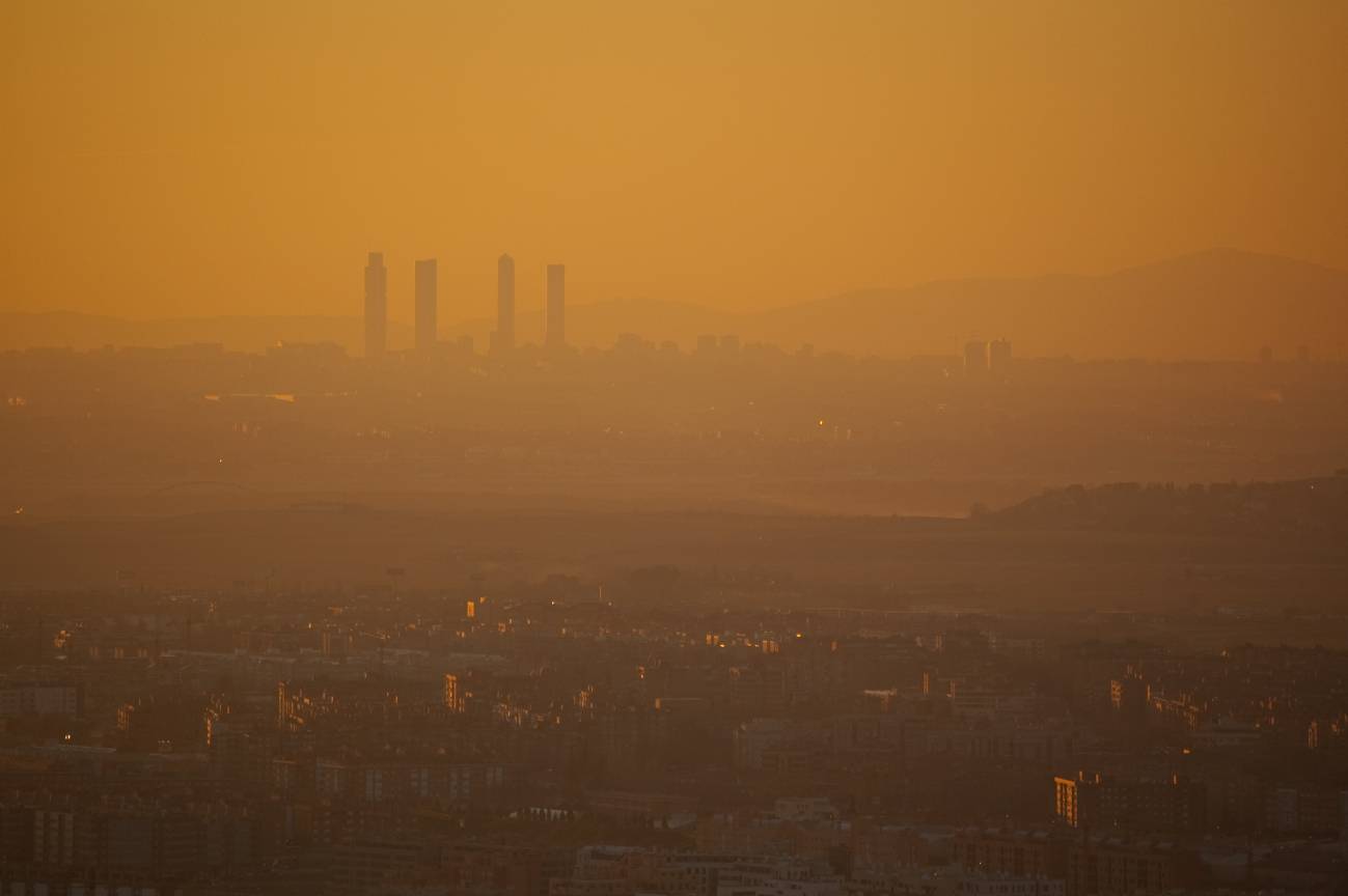 Vista aérea de Madrid y su boina de contaminación. Imagen: Luipermon 