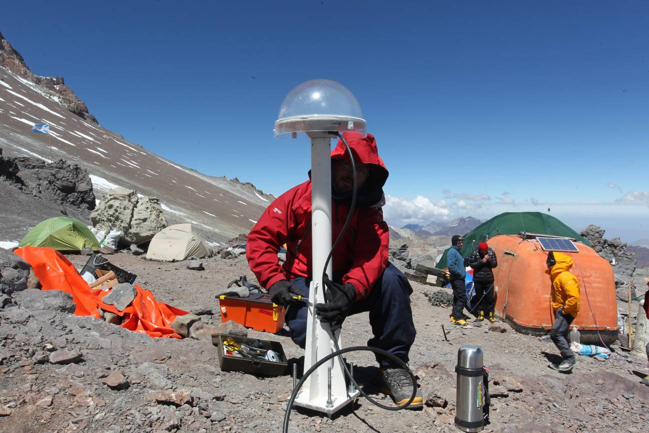 En la imagen, fotografía de la estación GPS instalada en la base Nido de Cóndores, en el Cerro Aconcagua, provincia de Mendoza (Argentina).