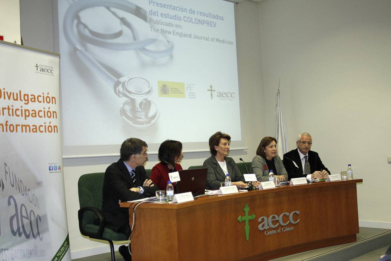De izquieda a derecha, Antoni Castells, Margarita Blázquez, Isabel Oriol, Laticia Moral y E. Quintero. Foto: AECC.