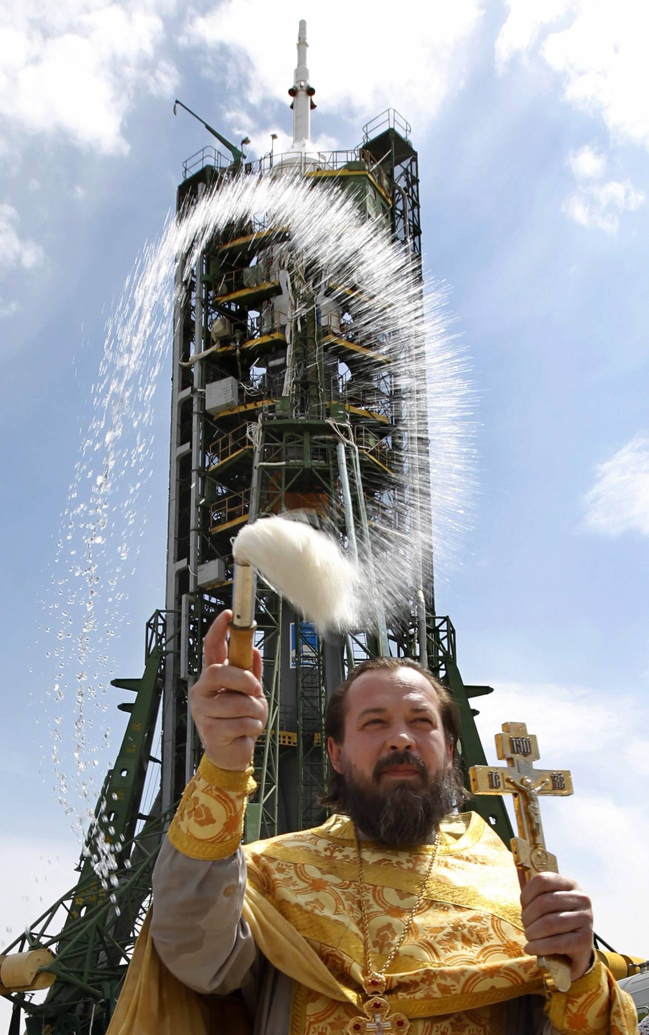 Un sacerdote ortodoxo bendice el Soyuz TMA-04M en la plataforma de lanzamiento en el cosmódromo de Baikonur en Kazajistán hoy, lunes 14 de 2010. El lanzamiento del Soyuz TMA-04M se realizará mañana, martes, 15 de abril de 2012.