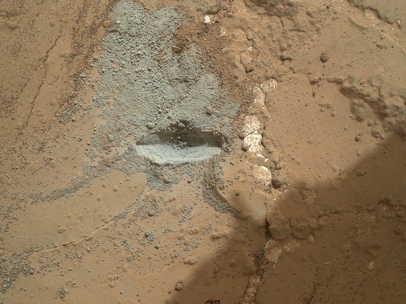 Marca de perforación realizada por el robot explorador Curiosity en una roca marciana. / NASA