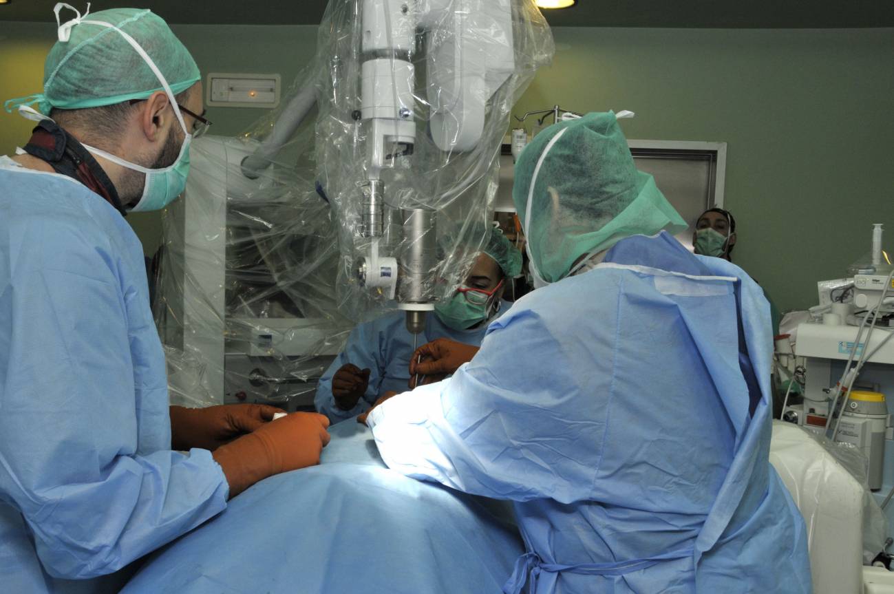 Facultativos en el momento de administrar el nuevo procedimiento a un paciente en el Hospital Universitario Doctor Negrín de Gran Canaria.