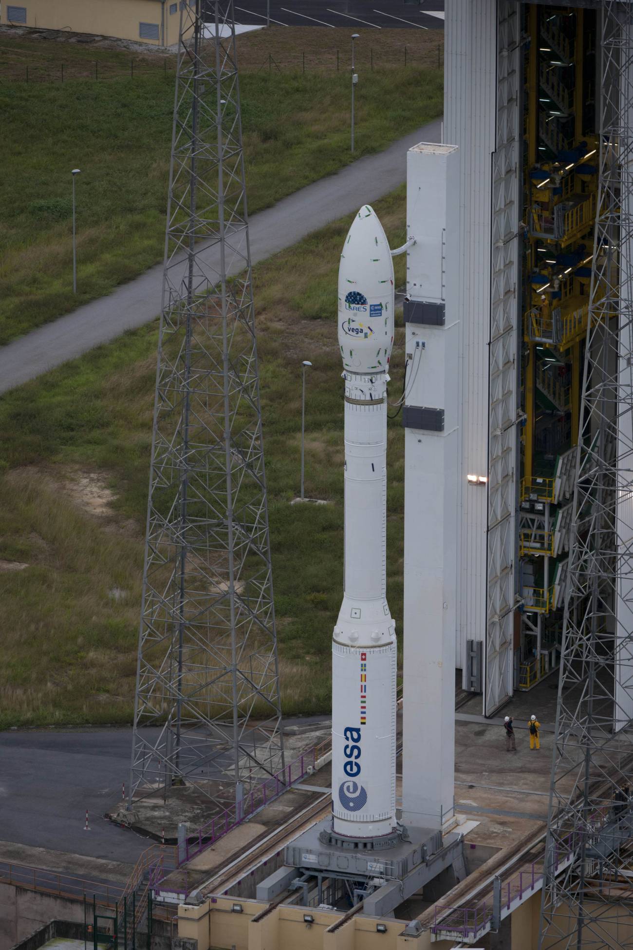 Vega ya está preparado en la plataforma de lanzamiento. Imagen: ESA, S. Corvaja.