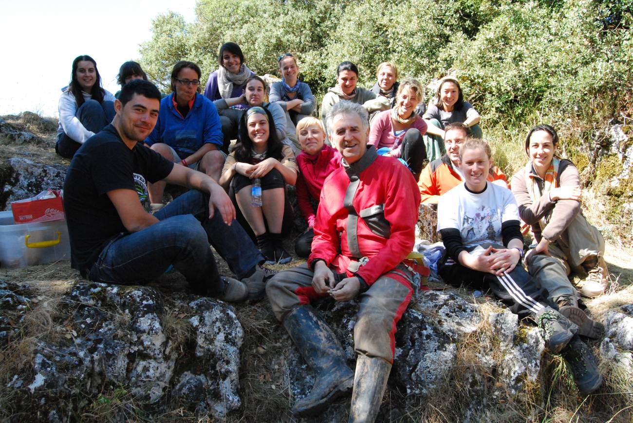 Juan Luis Arsuaga junto al grupo de arqueólogos que excavan en el yacimiento de El Portalón (Cueva Mayor). Imagen: SINC.  