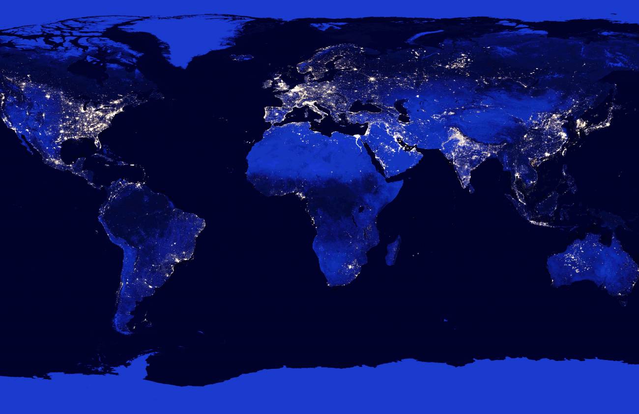 Imagen compuesta de satélite de la NASA que muestra las áreas más pobladas (iluminadas) de la Tierra. / NASA