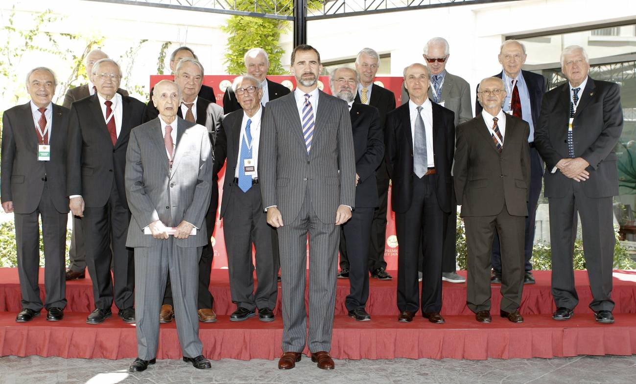 En la imagen el Príncipe Felipe, junto al presidente ejecutivo de la Fundación de los Premios Rey Jaime I, Santiago Grisolía (a la izquierda), posa con el jurado integrado por un centenar de personalidades, entre ellos veinte Premios Nobel. / Efe