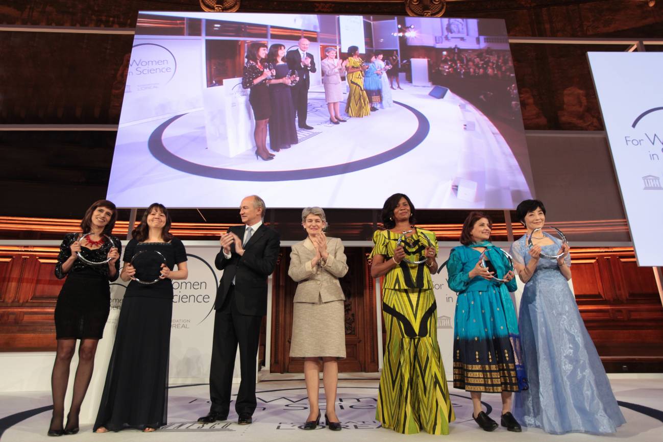 Las cinco laureadas junto a Jean Paul Agon, presidente de L’Oréal e Irina Bokova, directora general de la UNESCO. / Fundación L'Oréal