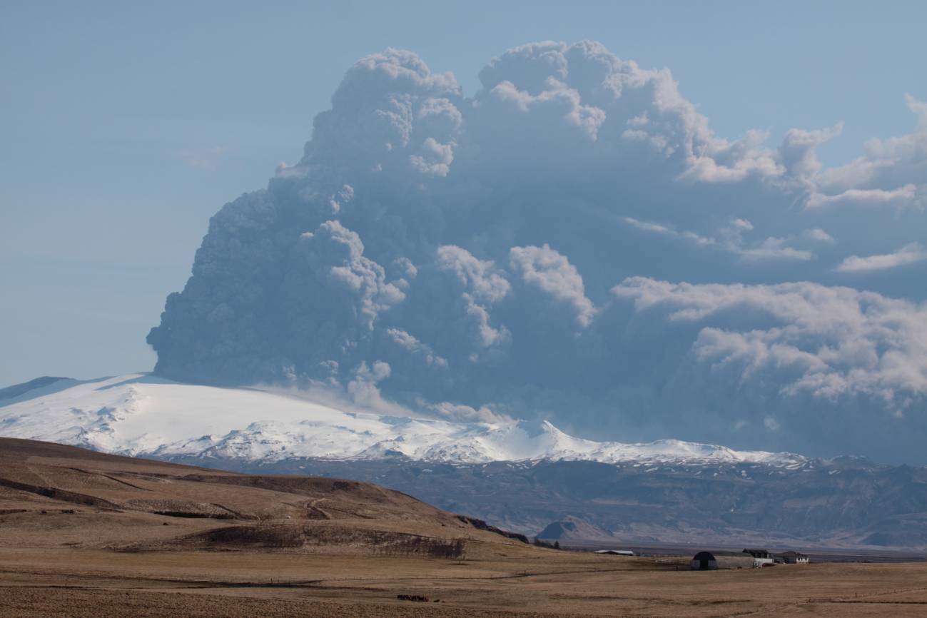 El volcán islandés también emitió cenizas eléctricas