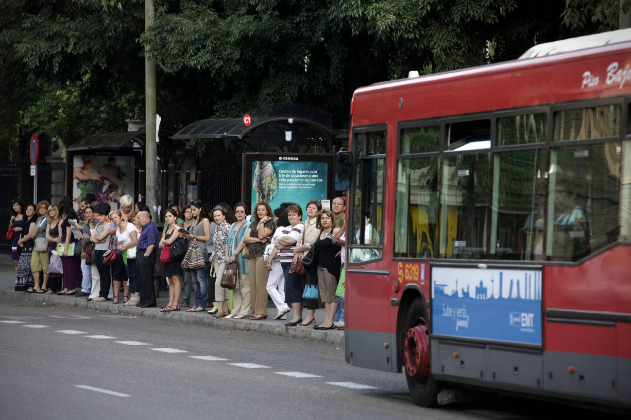 Mujeres esperando el autobús.