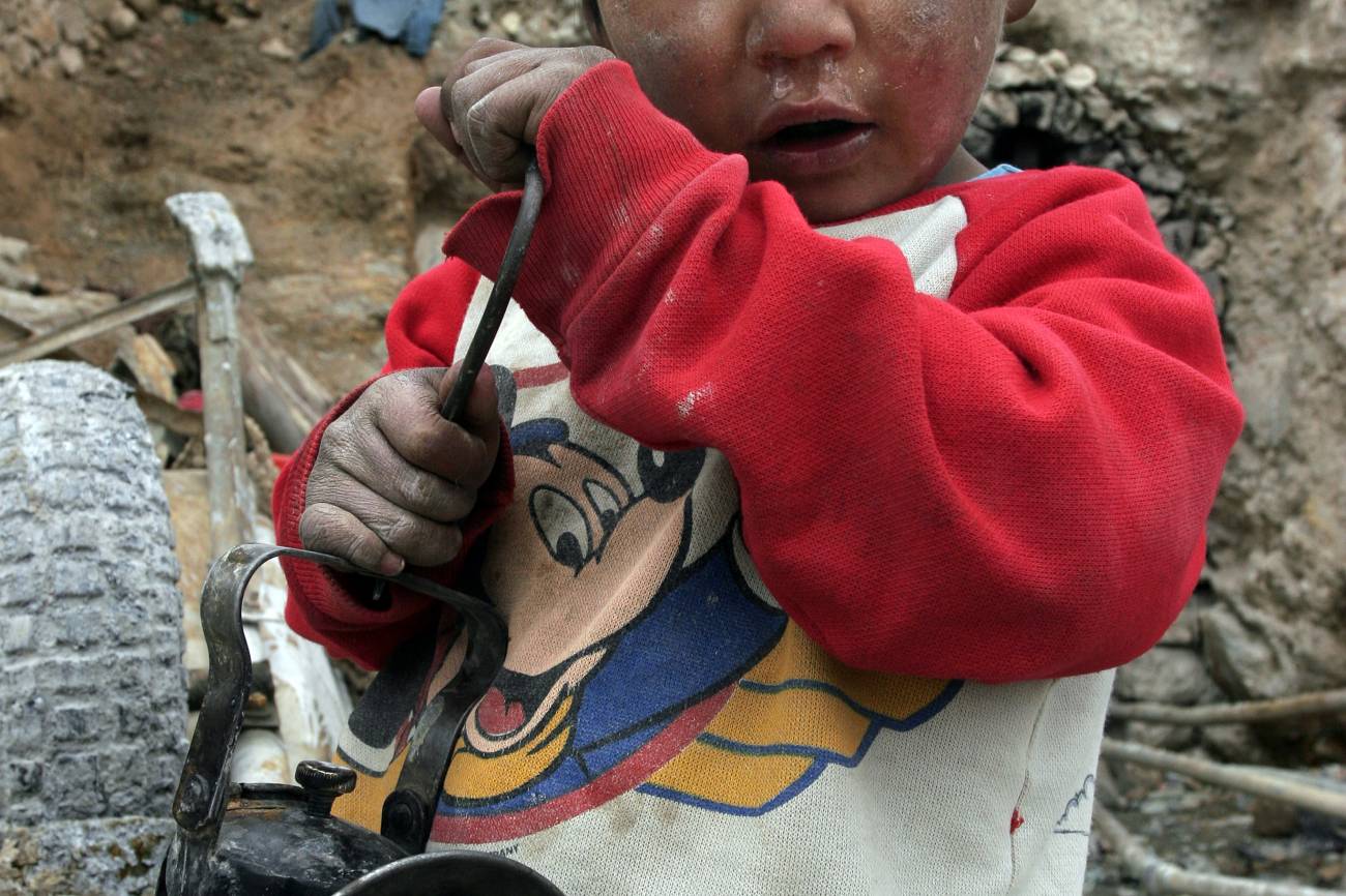 Un menor de edad trabaja en una mina en Bolivia. Imagen: SINC 