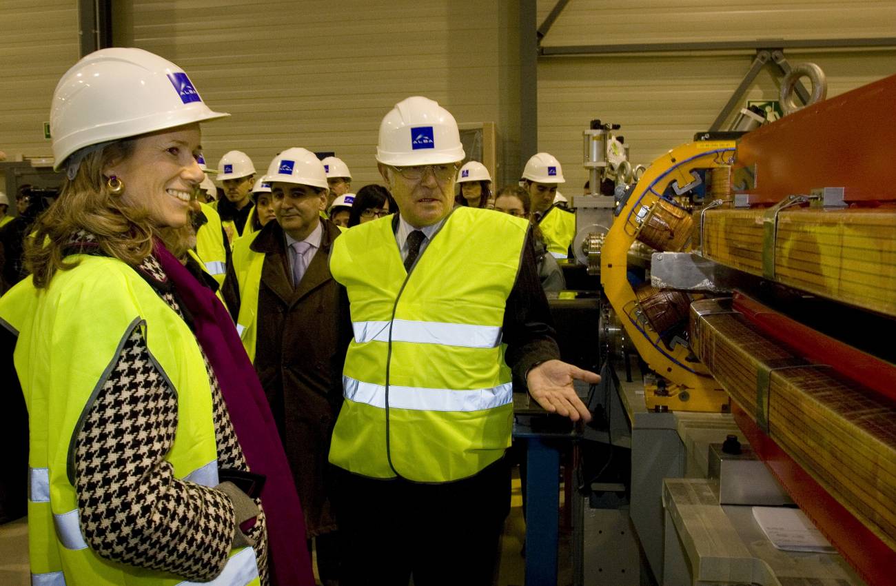 La ministra de Ciencia e Innovación visita las obras de construcción del Laboratorio de Luz Sincrotrón