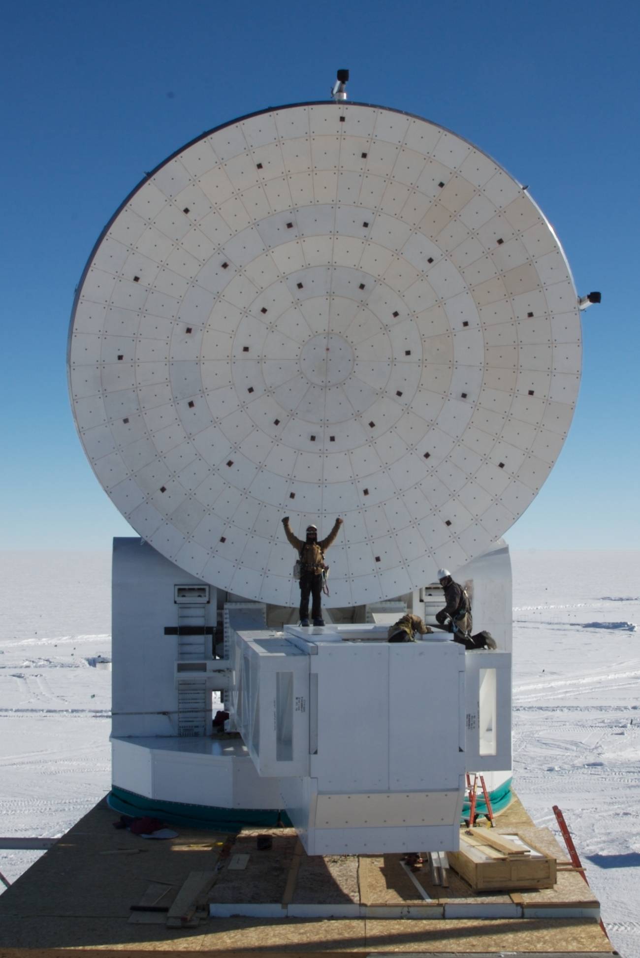 El equipo del Telescopio del Polo Sur busca ondas de gravedad