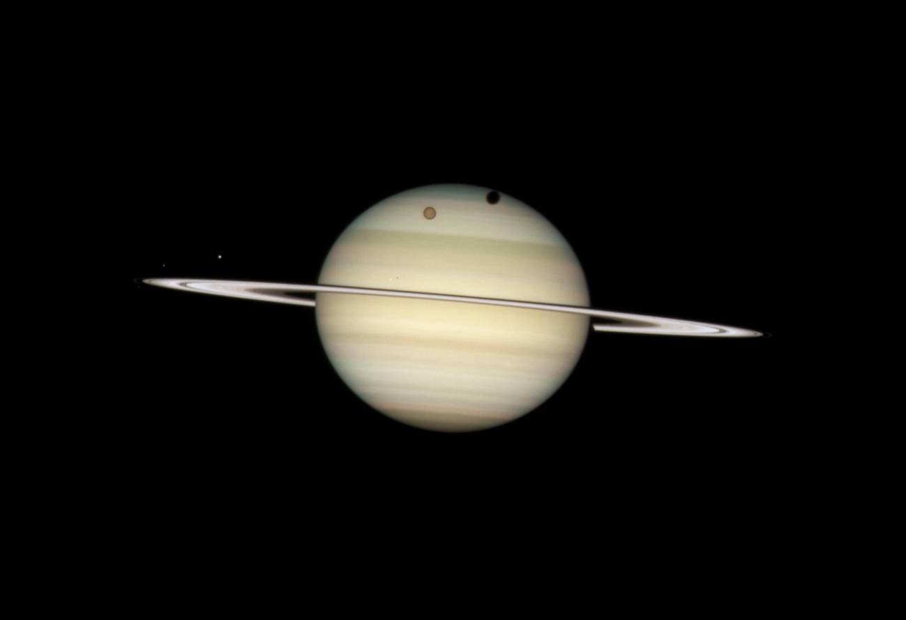El Hubble capta la imagen de cuatro lunas de Saturno a la vez