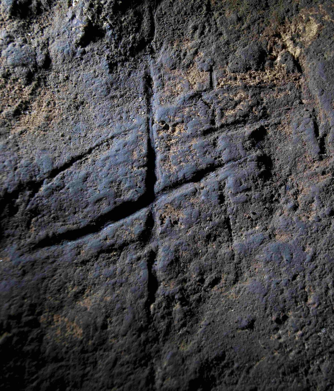 Líneas cruzadas talladas en la roca de la Cueva de Gorham (Gibraltar). / Stuart Finlayson.