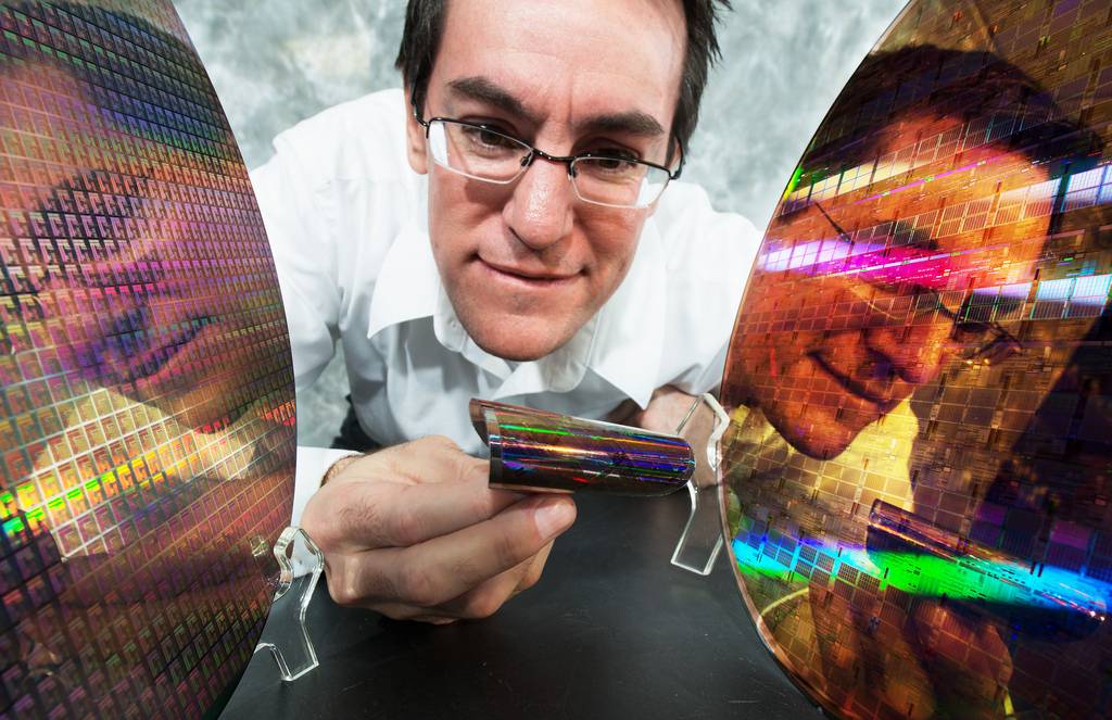 Stephen Bedell, de IBM, muestra uno de sus inventos, un semiconductor flexible, que podrá aplicarse en biomedicina y en ropa inteligente. Imagen: Jon Simon/IBM.