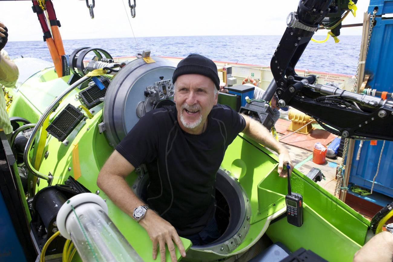 En esta imagen, facilitada por la National Geographic del director de cine hace pruebas, en el vehículo que le transportará a profundidades abisales, el Deepsea Challenger.