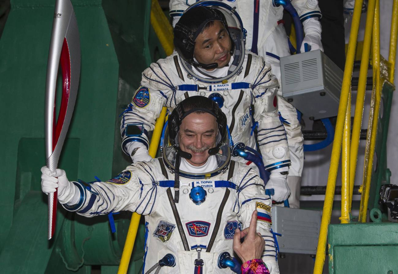 En la imagen, los miembros del equipo de la misión 38/39 a la Estación Espacial Internacional, en la nave espacial Soyuz en la plataforma de lanzamiento en el cosmódromo de Baikonur.