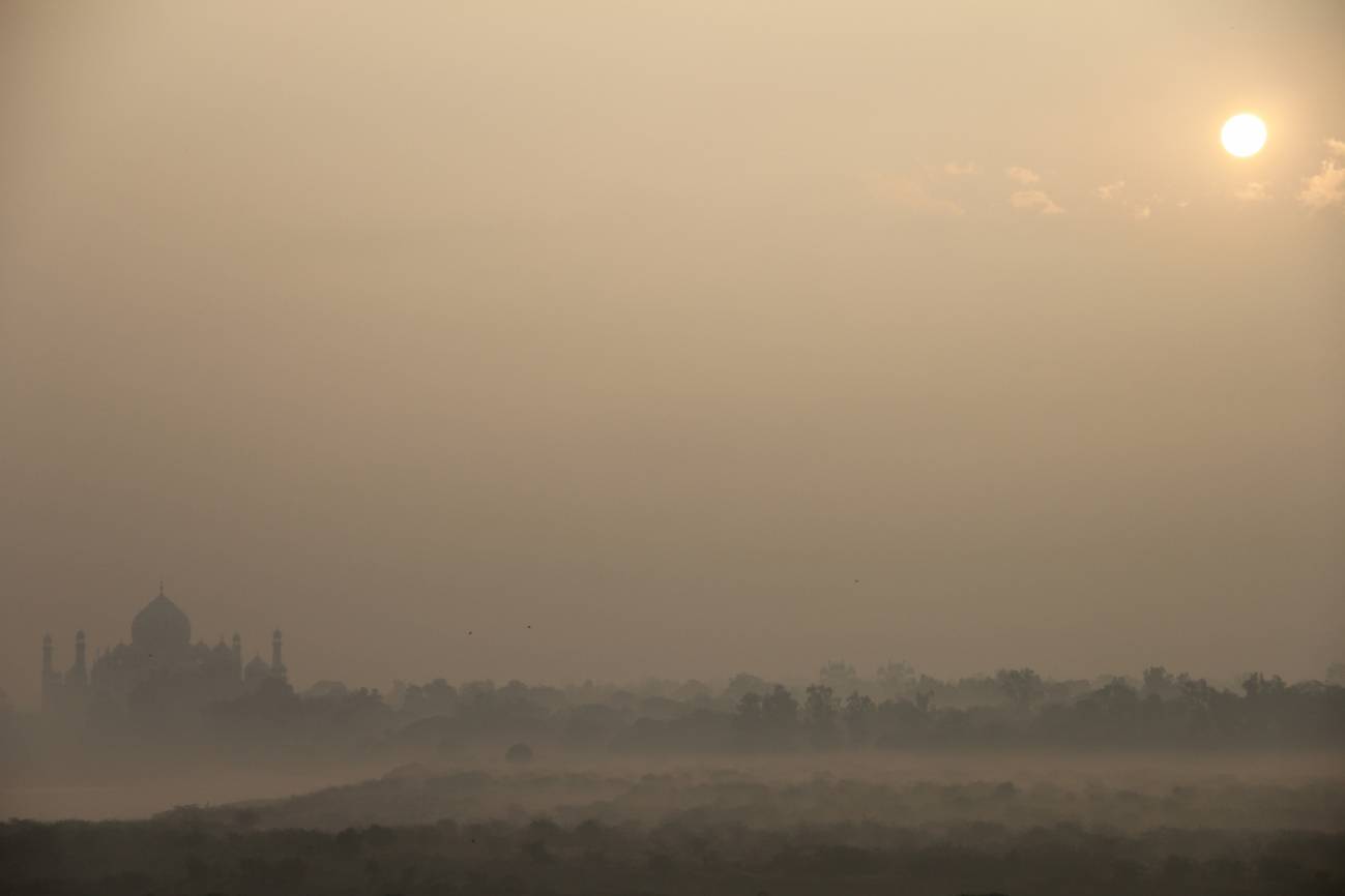 Imagen de la cantidad de contaminación del aire con el Taj Mahal al fondo
