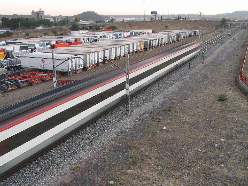 Tren a su paso por la localidad de Alcalá de Henares. Imagen: Luis Pérez
