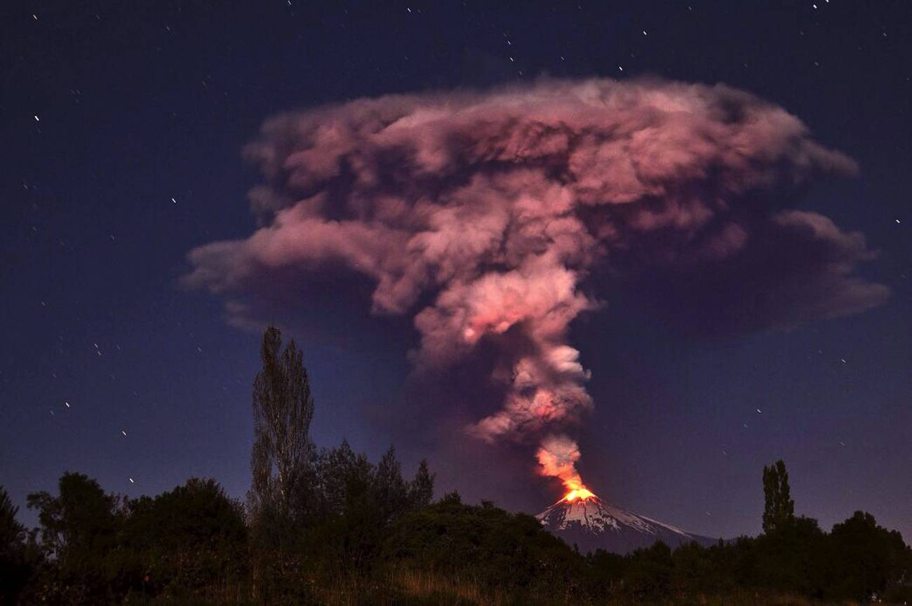 En la imagen erupción del volcán Villarrica, a unos 750 kilómetros al sur de Santiago de Chile. / Efe