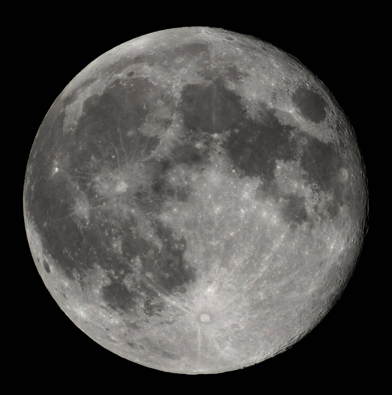 La Luna puede tener más agua de lo que se pensaba hasta ahora