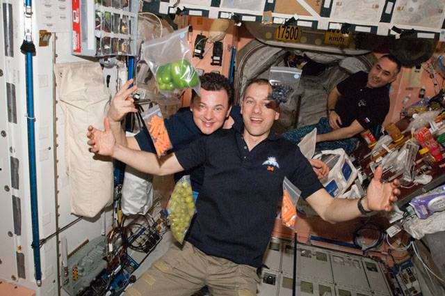 Llegada de los alimentos frescos a la Estación Espacial Internacional. / NASA