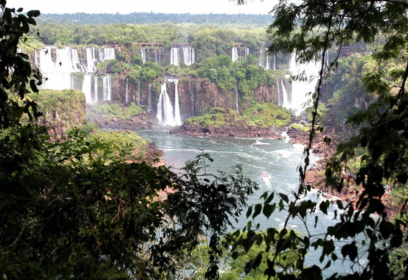 Vista de ayer, miércoles 11 de abril de 2012, de un sector de los saltos de las Cataratas de Iguazú, vistas desde Foz do Iguazu (Brasil). 