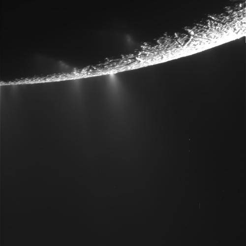 La sonda Cassini envía imágenes de la luna Encelado y sus “rayas de tigre”