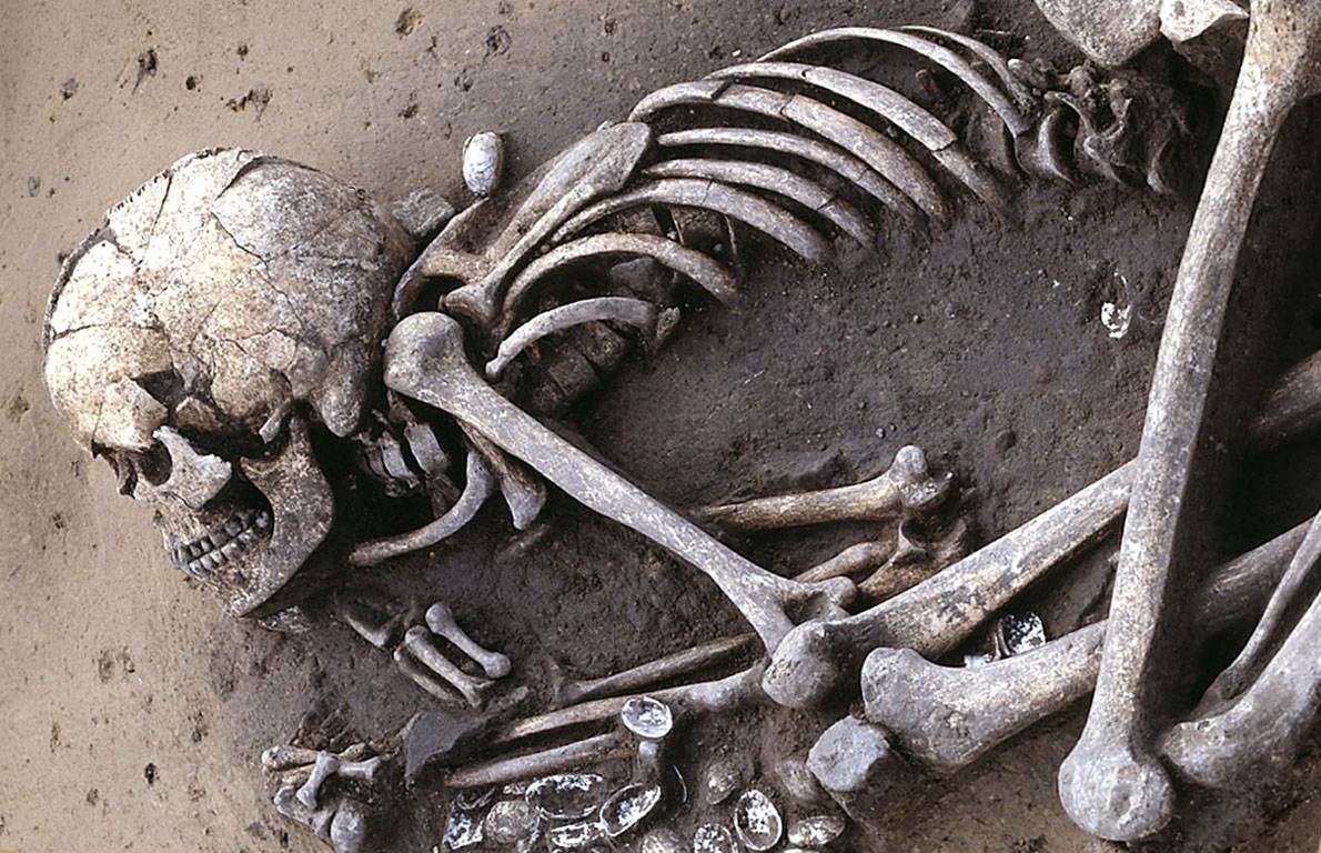 Enterramiento de un hombre de la cultura Salzmünde del Neolítico Medio, en Sajonia-Anhalt, Alemania. / Juraj Lipták, LDA