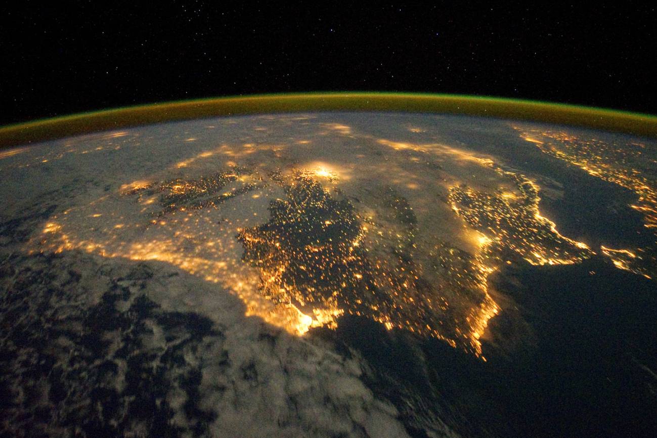 La península Ibérica de noche vista desde el espacio. Imagen: NASA Earth Observatory