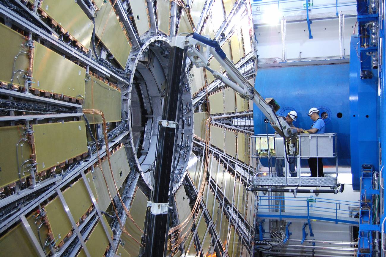 Dos operarios ultiman los trabajos en la cámara de muones del detector ATLAS.