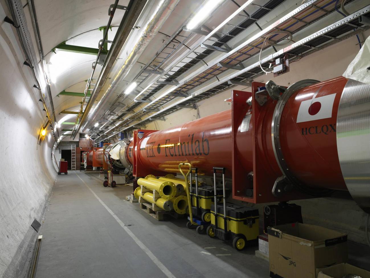 Túnel por el que pasan los imanes del LHCb