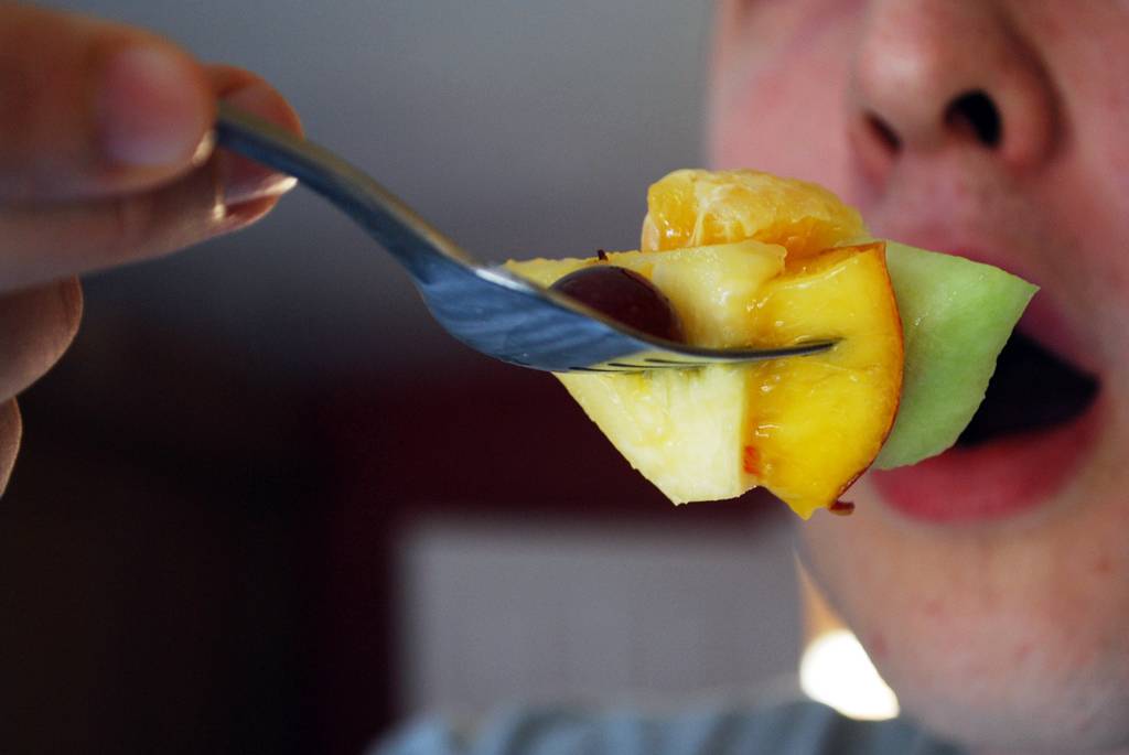 Entre las recomendaciones diarias para la alimentación de los adolescentes está el tomar cinco o más raciones de frutas o verduras. Imagen: Stuart Pilbrow. 