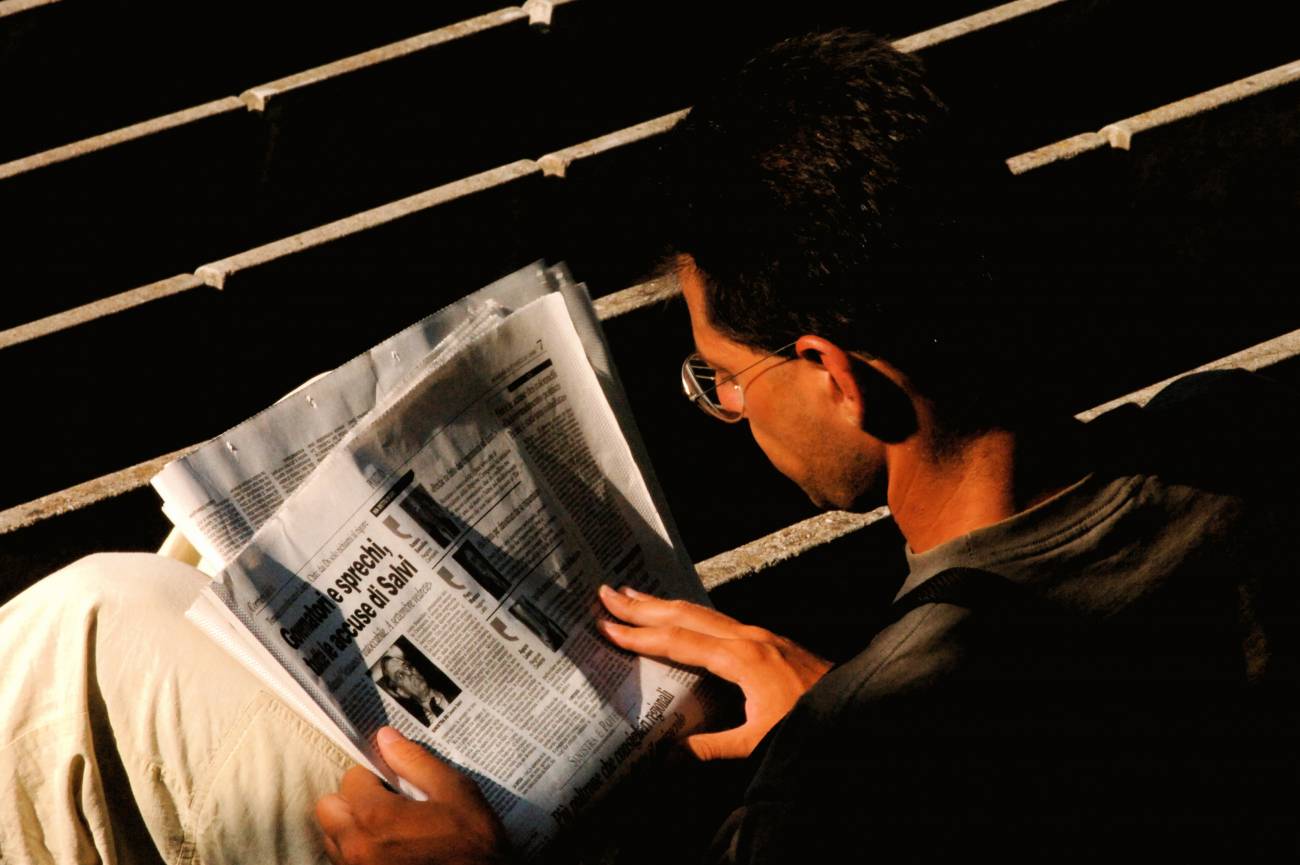 Hombre lee el periódico