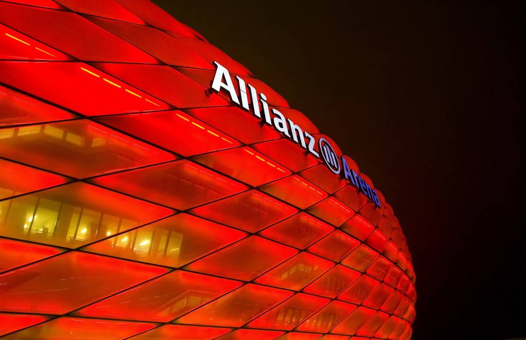 El estadio Alianz Arena de Múnich coloreado de rojo.