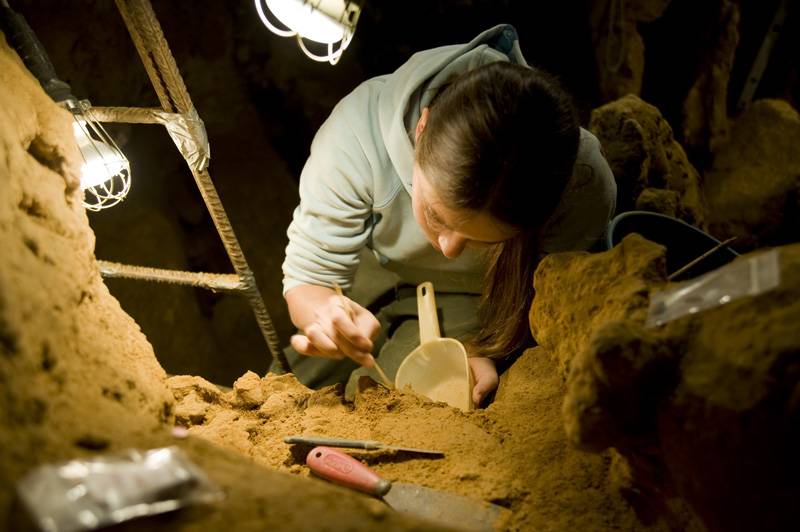 Investigadores del CSIC trabajan en la cueva de El Sidrón. Imagen: CSIC  
