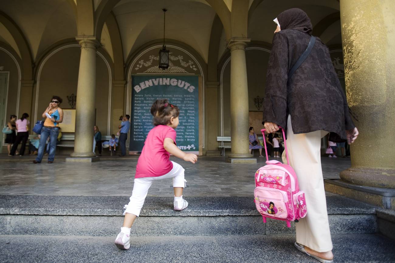 Los niños extranjeros tardan como mínimo seis años en adquirir la lengua de la escuela