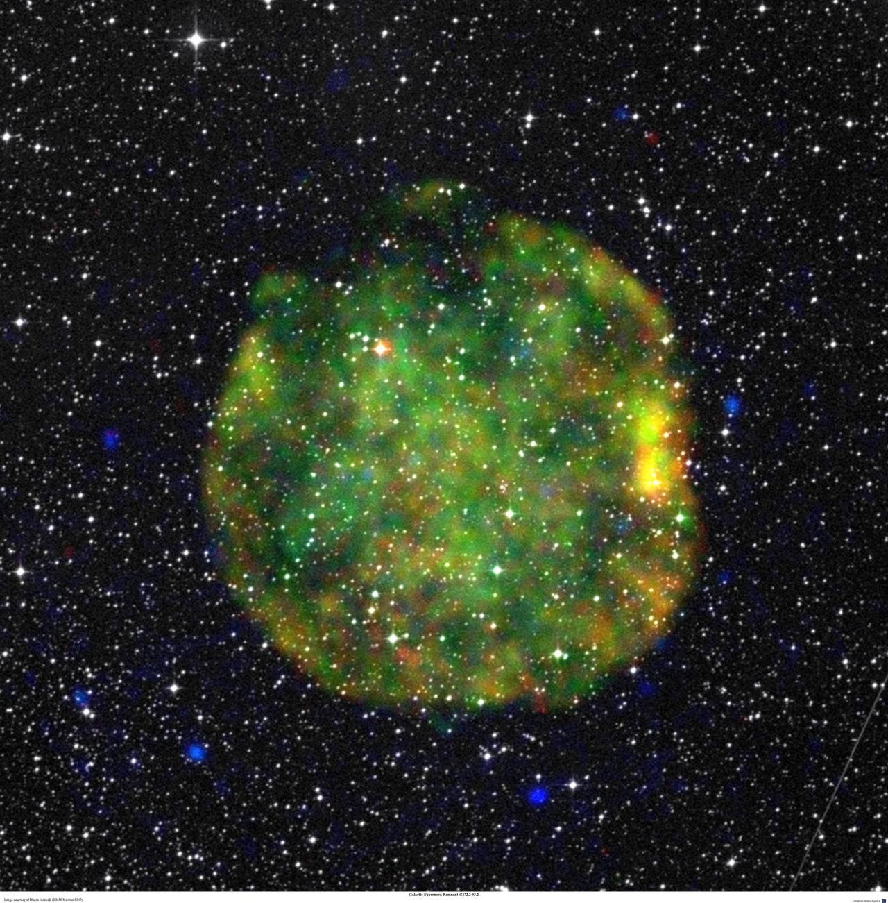 Las motas azules y blancas que salpican la imagen son objetos estelares que rodean a los restos de la supernova.   Imagen: ESA