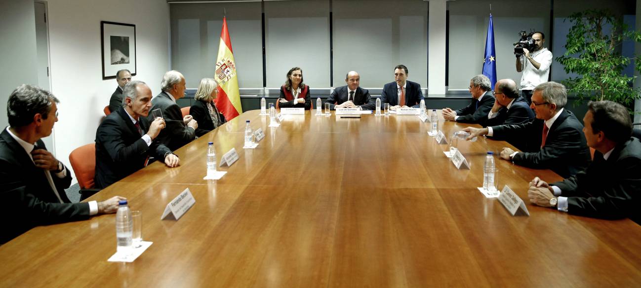 Luis de Guindos, junto a representantes de las empresas participantes, la secretaria de estado de I+D+I, Carmen Vela, y miembros del CDTI: Imagen: EFE/JuanJo Martín. 