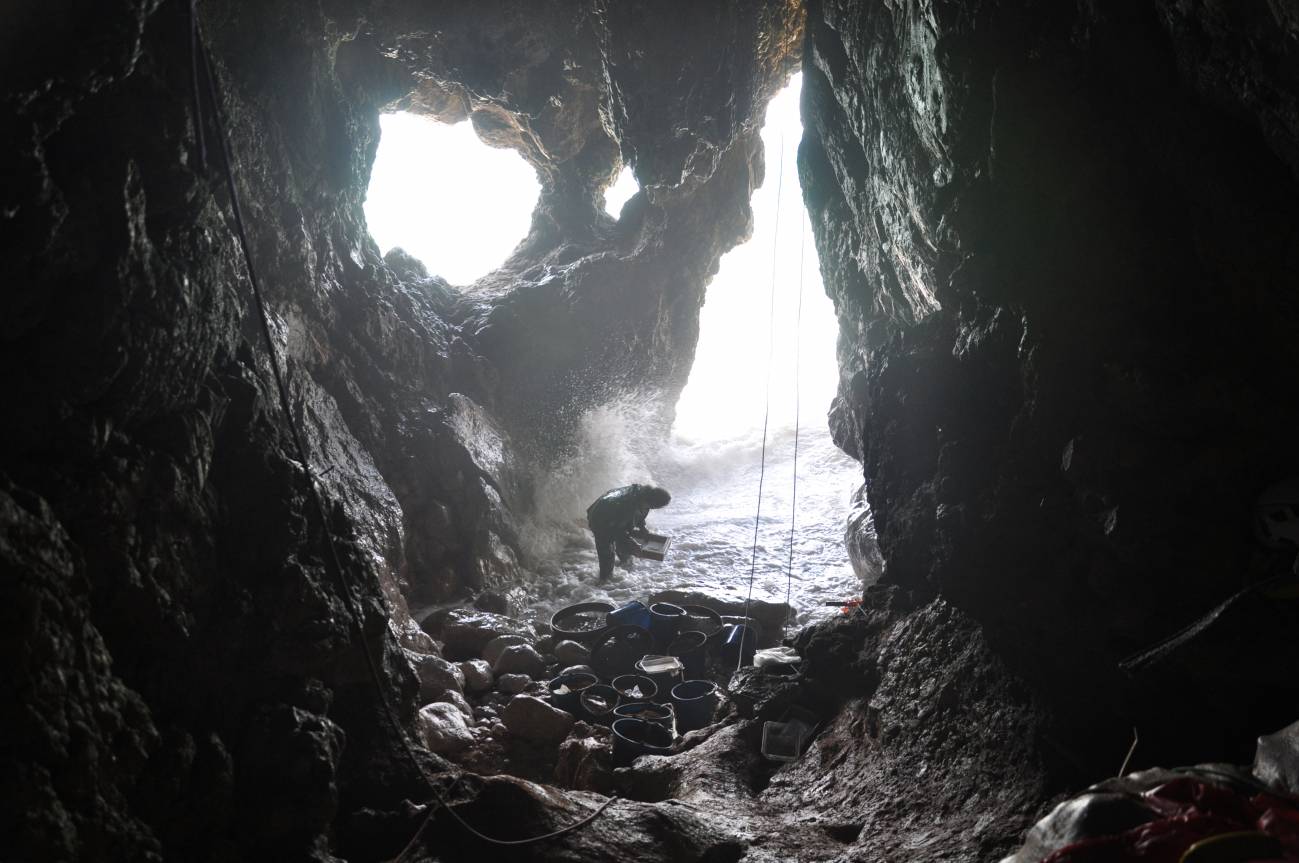 Un estudio fecha en 53.200 años una de los pocos restos humanos neandertales encontrados en Cataluña 