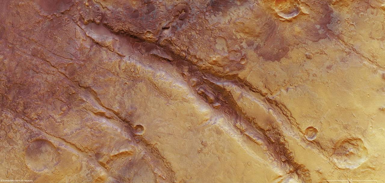 Nuevas imágenes de las profundas grietas de la corteza de Marte