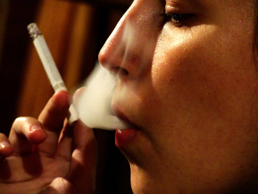 Entre las españolas de 18 a 29 años, el 43% fuma. Imagen: Javier Psilocybin